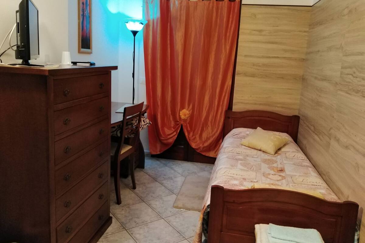 Singola Economy, 1 letto singolo, vista giardino | Una scrivania, tende oscuranti, insonorizzazione, lenzuola
