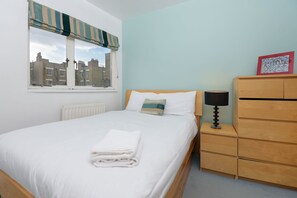 City-Apartment, Mehrere Betten, Nichtraucher, Blick auf den Innenhof | 2 Schlafzimmer, hochwertige Bettwaren, Verdunkelungsvorhänge
