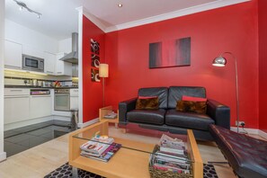 City-Apartment, Mehrere Betten, Nichtraucher, Blick auf den Innenhof | Wohnzimmer