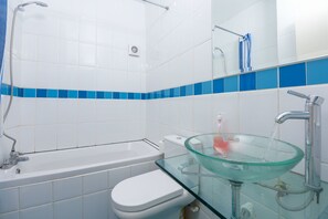 City Apartment, Multiple Beds, Non Smoking, Courtyard View | Bathroom | Combined shower/bathtub, deep-soaking bathtub, hair dryer, towels - Super Central London - sleeps 4 (London)