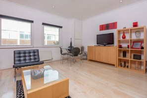 City-Apartment, Mehrere Betten, Nichtraucher, Blick auf den Innenhof | Wohnzimmer