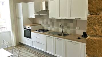 Refrigerador em uma área comum, cadeirão de bebê