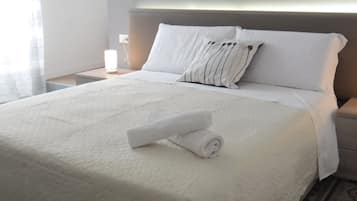 Quarto triplo luxo | Individualmente decorados, individualmente mobiliados, escrivaninha