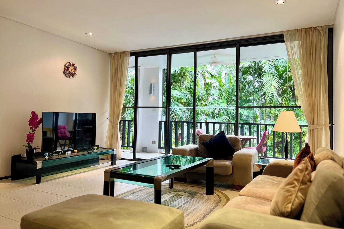 2-Bedroom Apartment | Area keluarga | TV layar datar