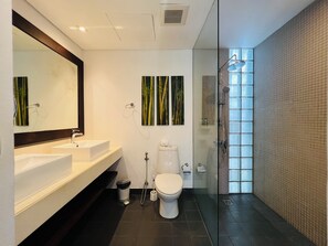 2-Bedroom Apartment | Bathroom