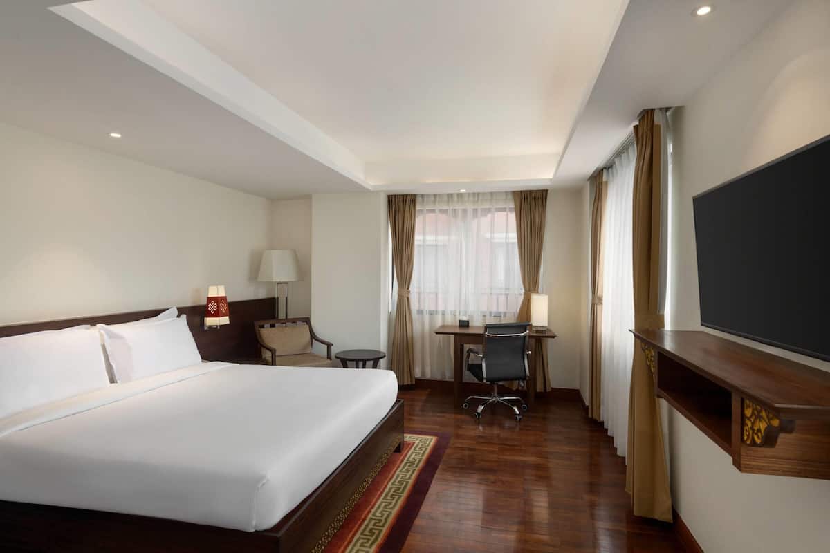 Room, 1 King Bed, Mobility Accessible | Premium bedding, minibar, in-room safe, desk