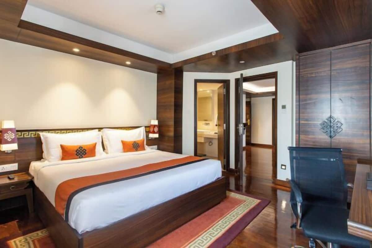 Premium bedding, minibar, in-room safe, desk
