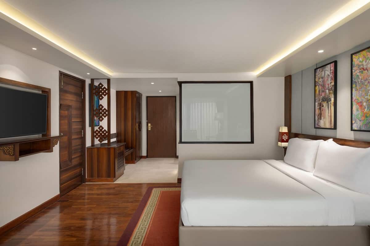 Superior Room, 1 King Bed | Premium bedding, minibar, in-room safe, desk