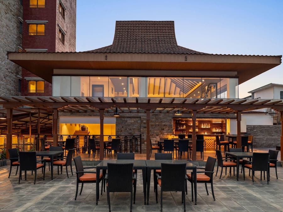 Quầy bar bên hồ bơi