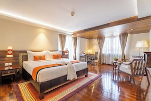 Room, 1 King Bed, Accessible | Premium bedding, minibar, in-room safe, desk