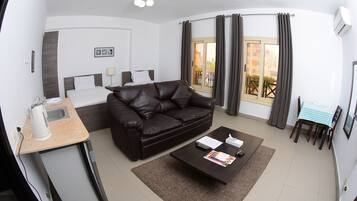 Kolmen hengen deluxe-huone, kaupunkinäköala | 1 makuuhuone, allergiatestatut vuodevaatteet, minibaari, äänieristys