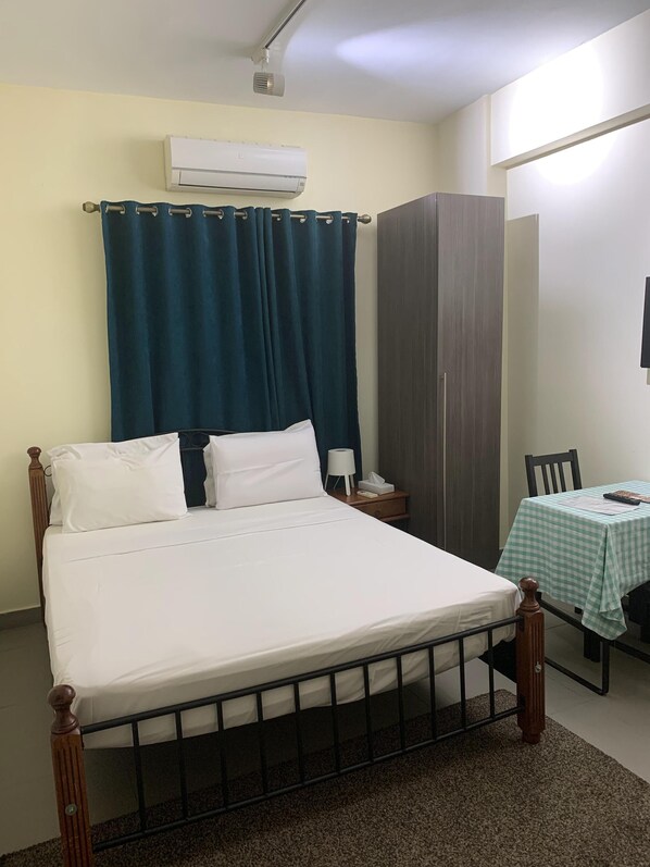 Hypo-allergenic bedding, minibar, soundproofing, free WiFi