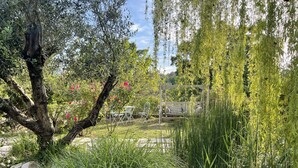 A garden with a swing set, white chairs, and a pergola. - Home Sweet Home (Gallicano nel Lazio)