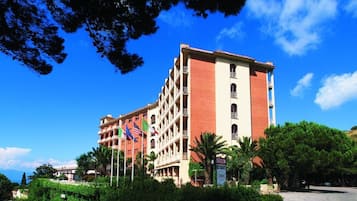 Set amidst lush greenery and palm trees, this hotel offers a tranquil retreat with a restaurant on the ground floor.