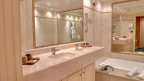 Junior Suite, Sea View | Bathroom | Free toiletries, hair dryer, bidet, towels - 501 Hotel (Vibo Valentia)