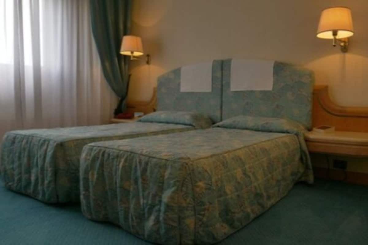 Klassieke kamer, 1 twee- of 2 eenpersoonsbedden | Een kluis op de kamer, een bureau, een laptopwerkplek