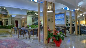 Coin salon dans le hall