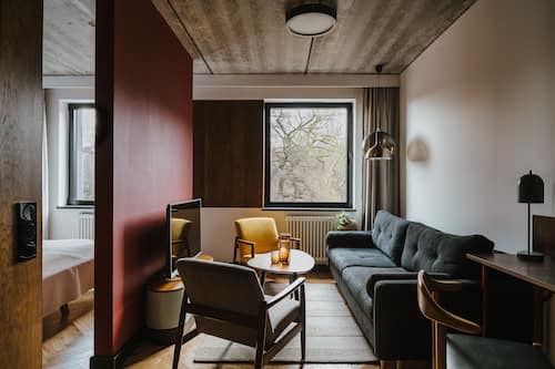 Chambre Confort double | Literie hypoallergénique, bureau, rideaux d’obscurcissement