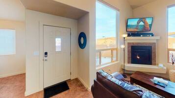 TV, fireplace