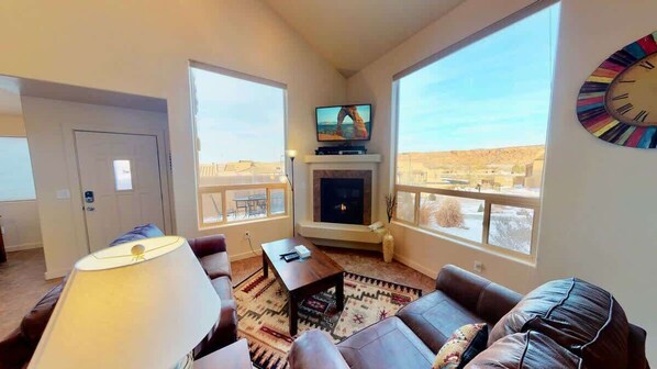 TV, fireplace