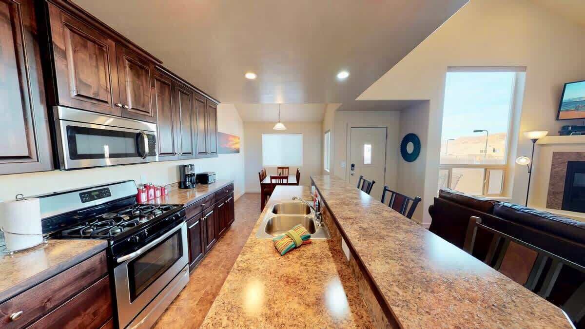 Coffee/tea maker, fridge, microwave, oven