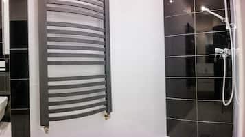 Double Room | Bathroom | Shower, rainfall showerhead, hair dryer, towels