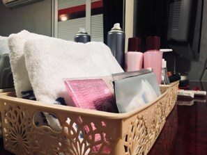 Een douche, gratis toiletartikelen, een haardroger, pantoffels