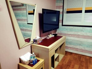 办公桌、免费 WiFi