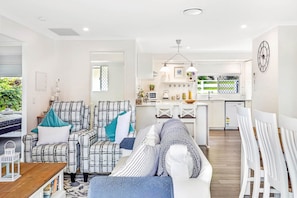 TV, DVD player, livros