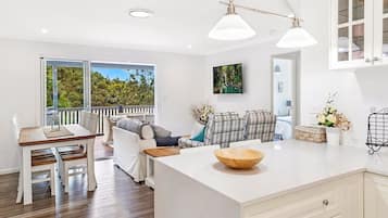 Tv, dvd-spelare och böcker