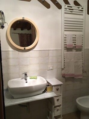 Shower, rainfall showerhead, free toiletries, hair dryer
