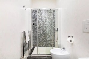 Habitación doble Confort | Baño | Regadera, regadera tipo lluvia, secadora de cabello, bidet 