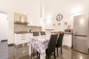 Fridge, microwave, electric kettle, dining tables - B&B Palazzo Majorana (Naples)
