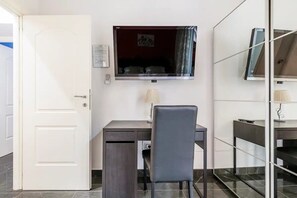 Egyptian cotton sheets, premium bedding, down duvets, in-room safe - B&B Palazzo Majorana (Naples)