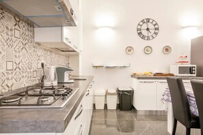 Fridge, microwave, electric kettle, dining tables - B&B Palazzo Majorana (Naples)