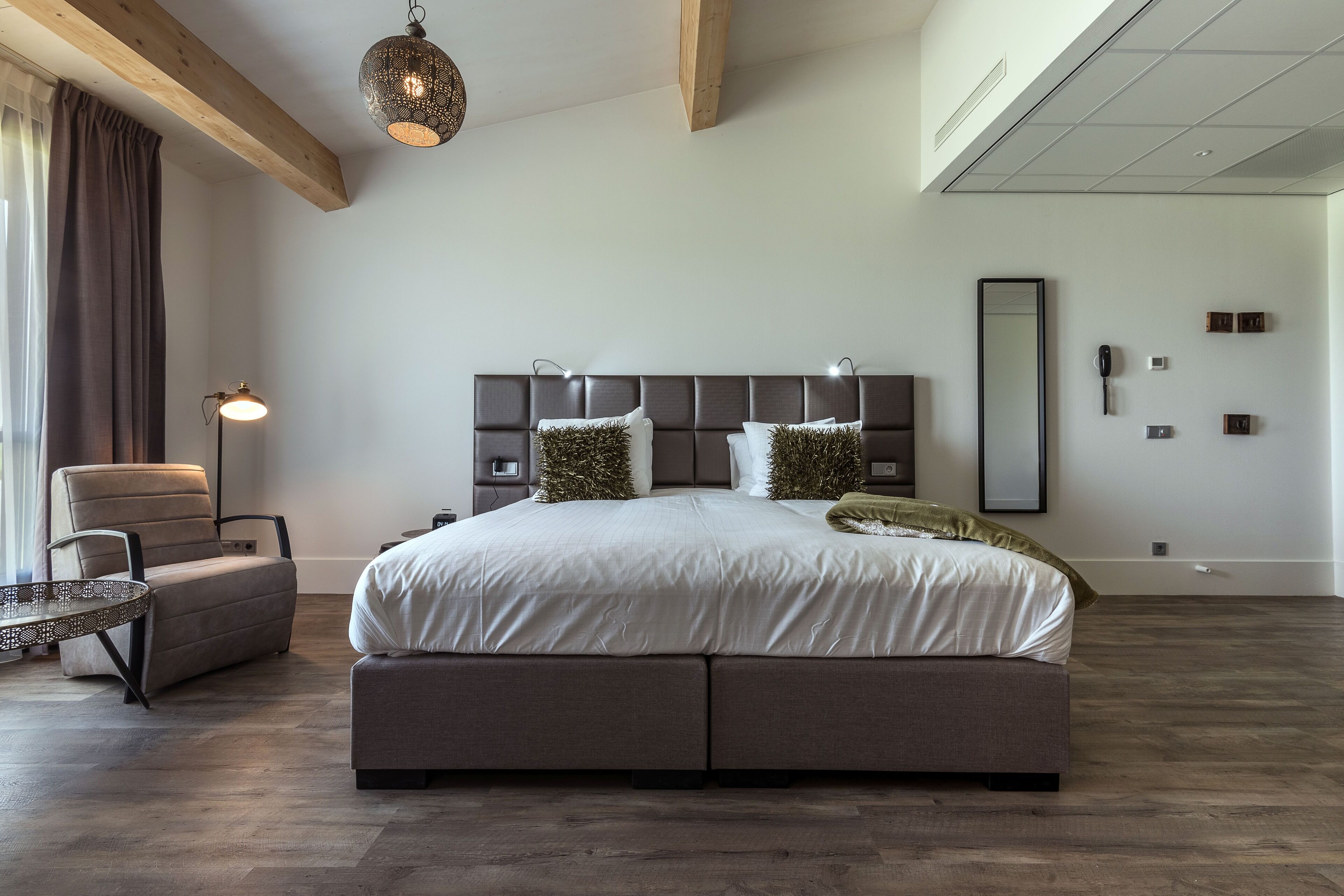 Familiekamer | Luxe beddengoed, een minibar, een kluis op de kamer, een bureau