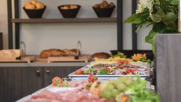Tägliches Frühstücksbuffet gegen Gebühr