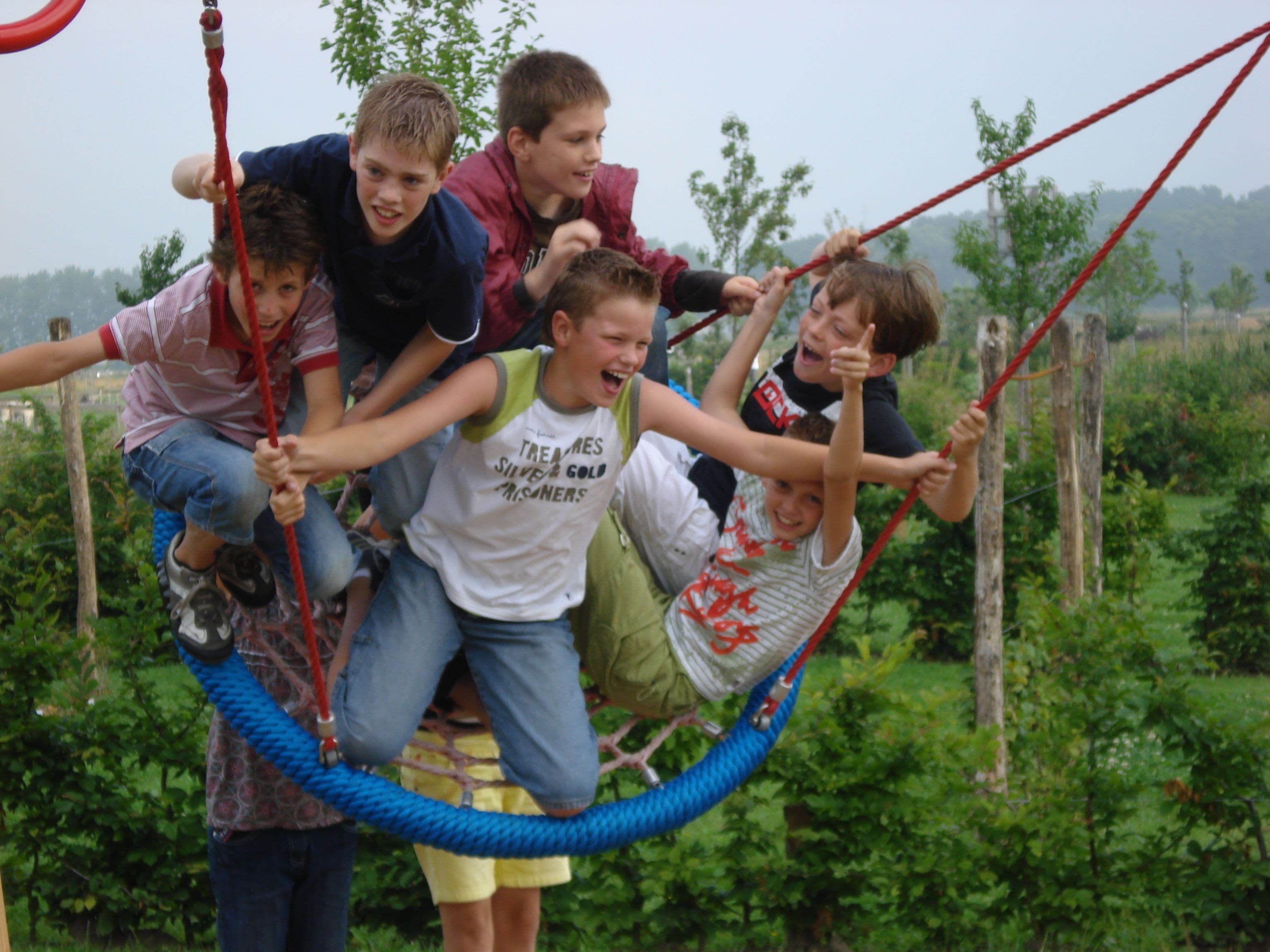 En grupp barn som leker på en gungbräda utomhus.