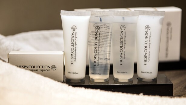 Présentation de la gamme de produits The Spa Collection, comprenant une lotion pour le corps, un gel douche, un shampooing et un après-shampooing.