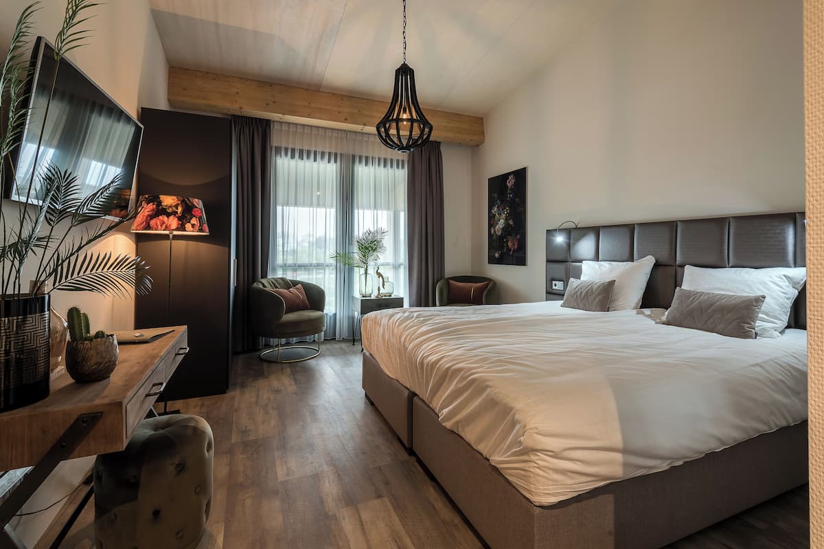 1 bedroom, premium bedding, minibar, in-room safe