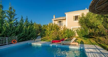 Encantadora casa de dos dormitorios con piscina privada y excelentes vistas.