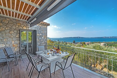 Lovely two bedroom house with private pool and great views