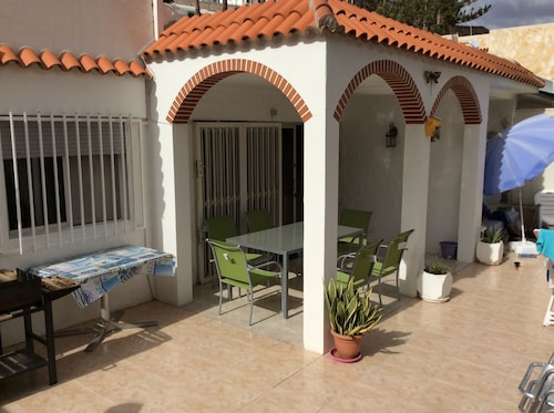 Bungalow mit 3 Schlafzimmern, kurzer Fußweg zum Strand. In der Nähe von Bushaltestelle und Geschäften.