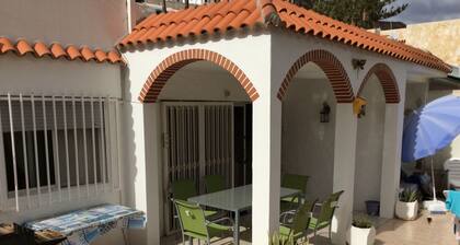 Bungalow mit 3 Schlafzimmern, kurzer Fußweg zum Strand. In der Nähe von Bushaltestelle und Geschäften.