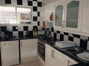 Frigorífico, microondas, horno y placa de cocina