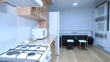 Economy Double Room, 2 Bedrooms | Dapur berkongsi | Peti sejuk, ketuhar gelombang mikro, ketuhar, dapur
