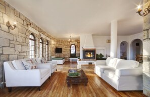 32-inch LED TV with satellite channels, TV