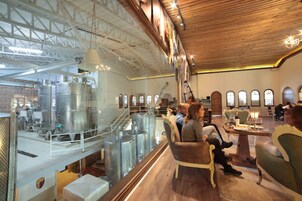 Σερβίρεται πρωινό, μεσημεριανό και βραδινό, με διεθνής κουζίνα 