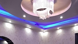 Un espacio de oficina moderno con un escritorio, una silla y una lámpara decorativa.