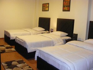Minibar, didekorasi berbeda-beda, dan tirai kedap cahaya